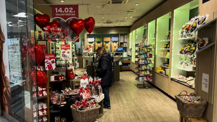 Ein Geschäft verkauft Pralinen und Geschenke zum Valentinstag