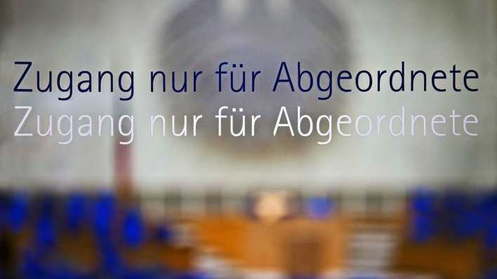 Schriftzug Zugang nur für Abgeordnete am Plenarsaal des Bundestages