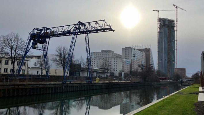 Estrel Hotel Berlin mit Turm im Bau (Bild: rbb/Wolf Siebert)