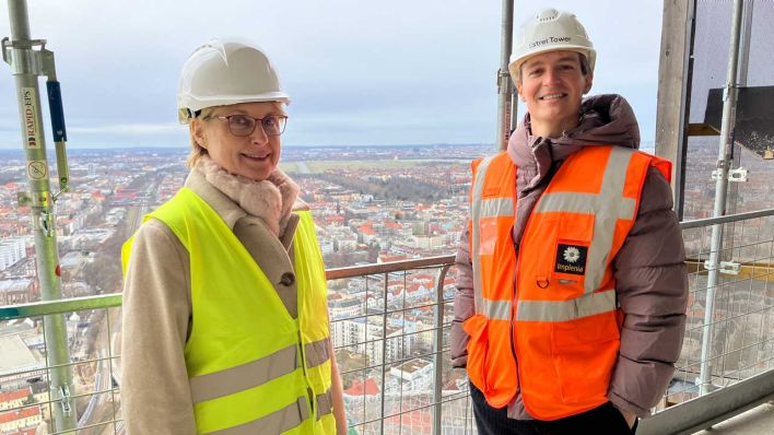 Maxim Streletzki und Geschäftsleiterin Ute Jacobs im 43. Stock mit Blick auf Berlin (Bild: rbb/Wolf Siebert)
