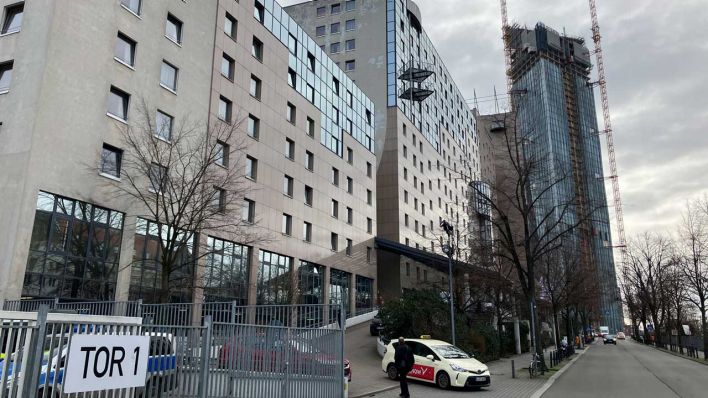 Zufahrt zum Estrel Hotel (Bild: rbb/Wolf Siebert)