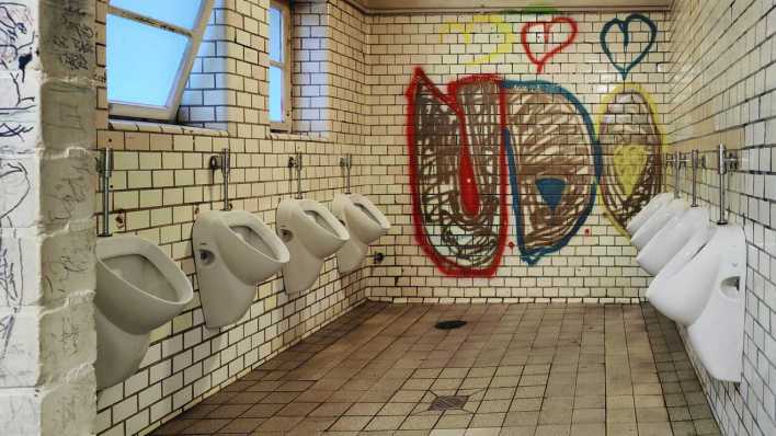 Öffentliche Männertoilette am Rathaus in Bochum (Bild: picture alliance/imageBROKER/Stefan Ziese)