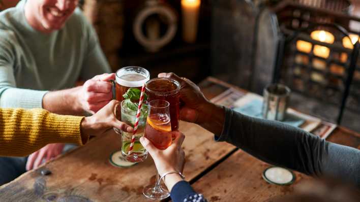 Freunde stoßen mit Alkohol an. (Bild: picture alliance/Shotshop/Monkey Business 2)