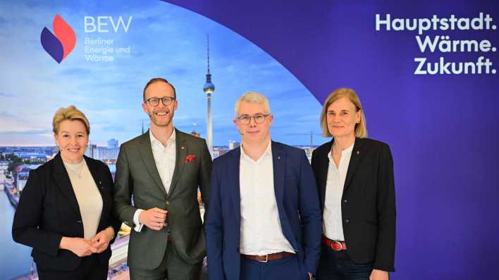 v.l.n.r.: Franziska Giffey (SPD), Senatorin für Wirtschaft, Energie und Betriebe von Berlin, Christian Feuerherd, Vorsitzender der Geschäftsführung der BEW, Axel Pinkert, Geschäftsführer Finanzen der BEW, und Kerstin Busch, Geschäftsführerin Technik der BEW, während der Bilanz-Pressekonferenz der Berliner Energie und Wärme