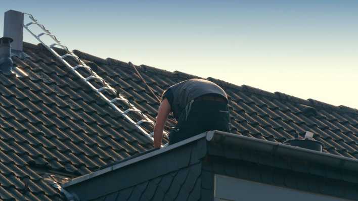 ARCHIV: Dachdecker bei der Arbeit (Bild: picture alliance/vizualeasy)