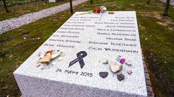 Gedenkstätte für Opfer des Germanwings-Absturzes auf dem Waldfriedhof Haltern-Sundern in Nordrhein-Westalen (Bild: picture alliance/epd-bild/Friedrich Stark)