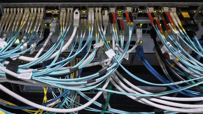 Viele Kabel und Stecker in einem Rechenzentrum.