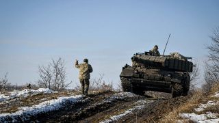 Ein Panzer fährt während einer militärischen Übung in der Ukraine über einen Feldweg.