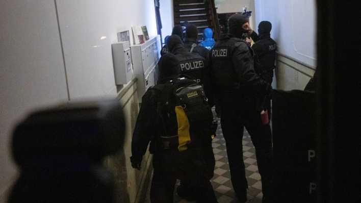 Polizisten gehen bei einem Einsatz in eine Wohnung in Berlin.