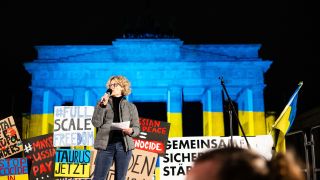 Die Politikwissenschaftlerin Sabine Fischer bei einer Kundgebung zum dritten Jahrestag des Ukraine-Kriegs am Brandenburger Tor in Berlin. (picture alliance/Rainer Keuenhof)