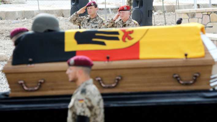 ARCHIV: Brigadegeneral Frank Leidenberger, hinten links, und der Generalinspekteur der Bundeswehr, Volker Wieker, salutieren am Sonntag 18. April 2010, im Feldlager Masar-i-Scharif der Bundeswehr zum Abschied vor dem Sarg eines ihrer gefallenen Kameraden (Bild: picture alliance/APN/Maurizio Gambarini)
