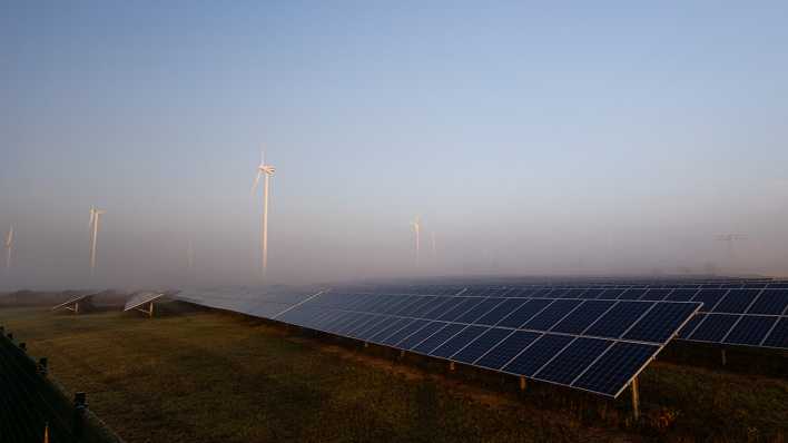 Ein Solarpark und Windräder bei Ludwigsfelde in Brandenburg.