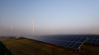 Ein Solarpark und Windräder bei Ludwigsfelde in Brandenburg.