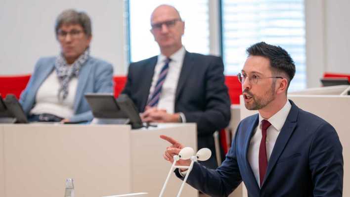 Dennis Hohloch, Parlamentarischer Geschäftsführer der Brandenburger AfD-Fraktion, spricht während der von seiner Fraktion beantragten Sondersitzung (Bild: picture alliance/dpa/Soeren Stache)