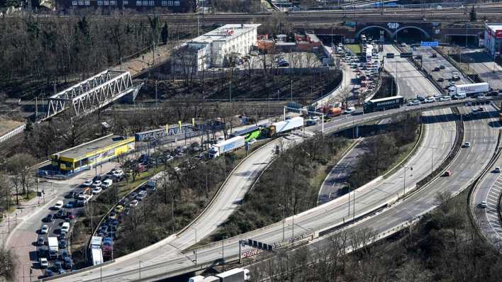 Zu erheblichen Verkehrseinschränkungen führt die die gesperrte Ringbahnbrücke der A100 im Westen Berlins.