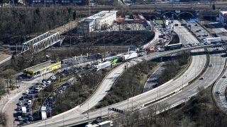 Zu erheblichen Verkehrseinschränkungen führt die die gesperrte Ringbahnbrücke der A100 im Westen Berlins.