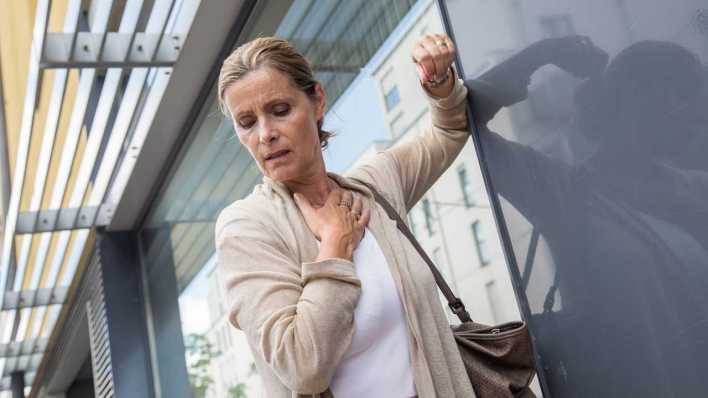 Symbolbild: Frau leidet an Atemnot (Bild: picture alliance/dpa Themendienst/Christin Klose)