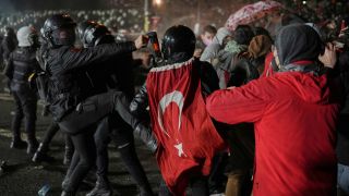Polizisten gehen gegen Demonstrierende in Istanbul vor.
