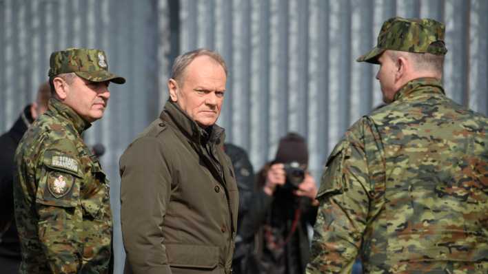 Polens Ministerpräsident Donald Tuks beim Besuch von Grenzschützern an der Grenze zu Belarus. (picture alliance/NurPhoto/Aleksander Kalka)