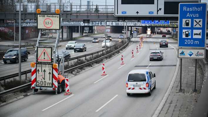 Autos fahren auf der A100 in Richtung Messe an einem Schild vorbei, das die Umleitung um die gesperrte Ringbahnbrücke anzeigt.