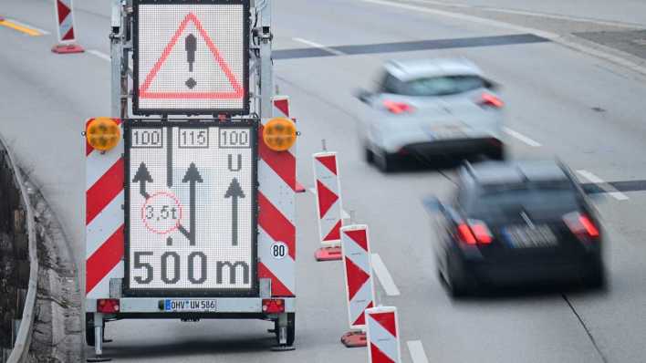 Autos fahren auf der A100 in Richtung Messe an einem Schild vorbei, das die Umleitung um die gesperrte Ringbahnbrücke anzeigt (Bild: picture alliance/dpa/Sebastian Gollnow)