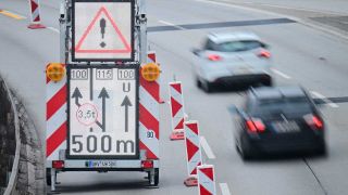 Autos fahren auf der A100 in Richtung Messe an einem Schild vorbei, das die Umleitung um die gesperrte Ringbahnbrücke anzeigt (Bild: picture alliance/dpa/Sebastian Gollnow)