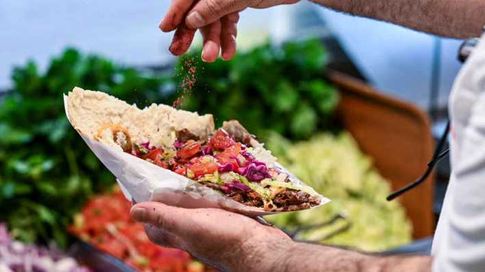 Würzen von Döner im Doyum Restaurant in der Admiralstraße (Bild: picture alliance/dpa/Jens Kalaene)