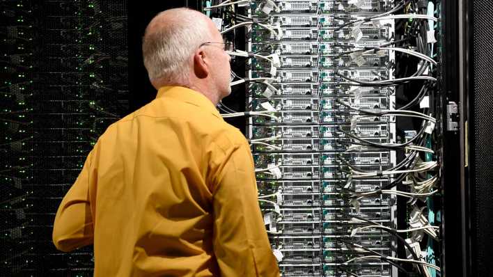 Dirk Krickel, Systemadministrator, öffnet die Tür zum Computersystems "Lise" am Zuse Institut Berlin.