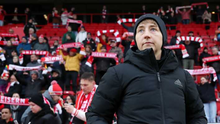 1. FC Union Trainerin Alilien Poese vor den Zuschauerrängen im Stadion an der Alten Försterei (Bild: picture alliance / contrastphoto | O.Behrendt)