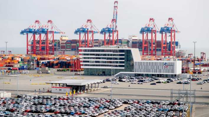Autos stehen zum Transport am Jade-Weser-Port in Wilhelmshaven.