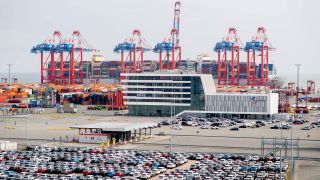 Autos stehen zum Transport am Jade-Weser-Port in Wilhelmshaven.