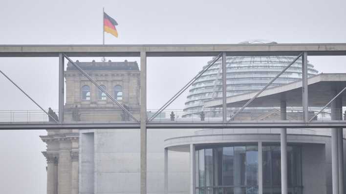 Das Reichstagsgebäude im Morgendunst.