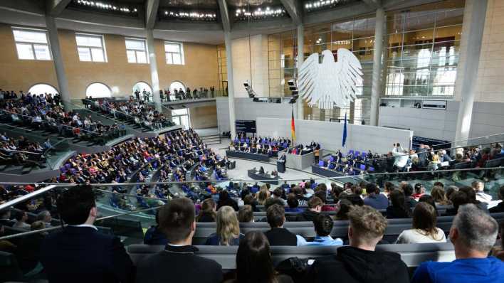 Blick in den Plenarsaal während einer Sitzung des Deutschen Bundestags.
