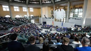Blick in den Plenarsaal während einer Sitzung des Deutschen Bundestags.