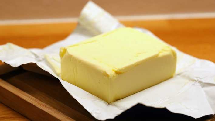 Eine Butter liegt auf dem Tisch.