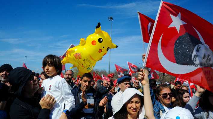 Eine Kundgebung der Opposition in der Türkei - mit einem aufblasbaren "Pikachu" im Bild, das zu einem der Symbole der Proteste geworden ist.