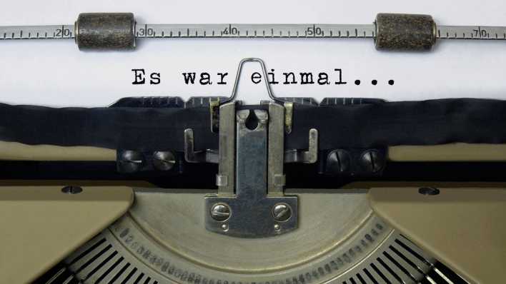 Auf dem Papier in einer Schreibmaschine steht der Schriftzug Es war einmal.