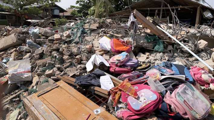 Ein durch das Erdbeben zerstörter Kindergarten bei Mandalay, Myanmar