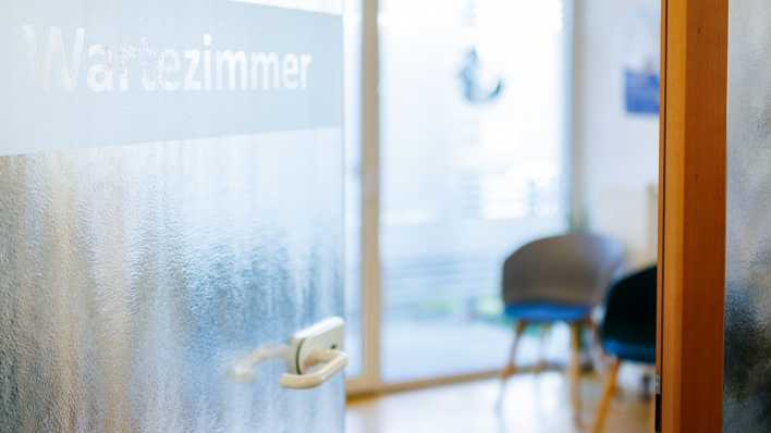 Blick ins leere Wartezimmer in einer Arztpraxis.
