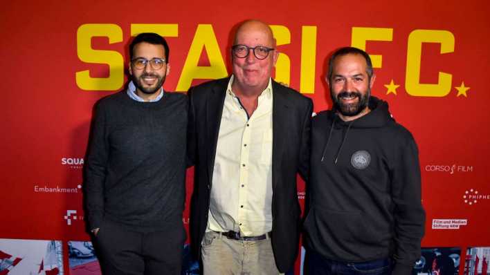 Arne Birkenstock, Zakaria Rahmani, Daniel Gordon Regisseure auf dem roten Teppich bei der Premiere ihres Dokumentarfilms von Stasi FC (Bild: IMAGO/BREUEL-BILD)