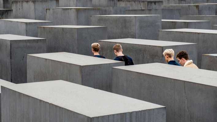 ARCHIV: Jugendliche laufen durch Holocaust-Mahnmal (Bild: imago images/imagebroker)
