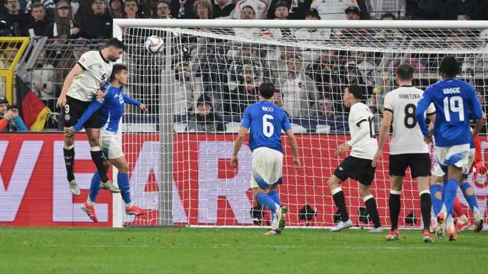 Tim Kleindienst (Deutschland), li., erzielt mit diesem Kopfball das Tor zum 3:0 (Bild: IMAGO/Maik Hölter/TEAM2sportphoto)