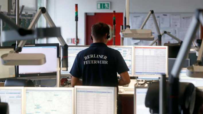 Ein Disponent arbeitet in der Einsatzleitstelle der Berliner Feuerwehr.