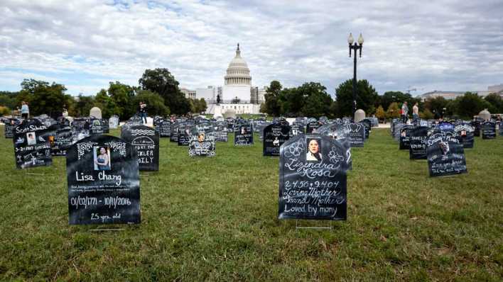 Washington: Installation zur Opioid-Krise in den USA (Bild: IMAGO/NurPhoto/Allison Bailey)