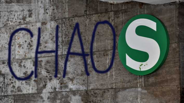 S-Bahnlogo und Chaosgraffiti