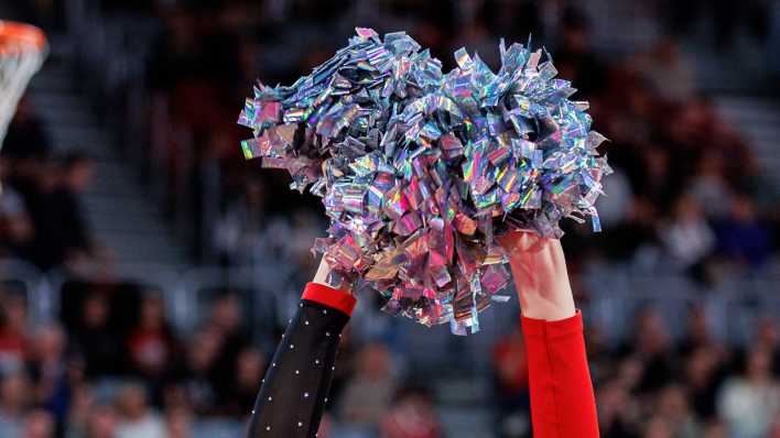 Cheerleaderin mit Pompom