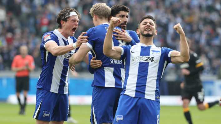 Luca Schuler jubelt nach 3:1 gegen Karlsruhe mit Fabian Reese, Andreas Bouchalakis, Kevin Diego Sessa
