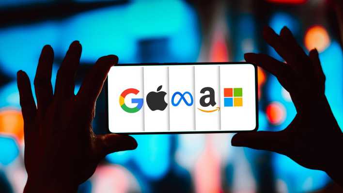 Logos von Digitalunternehmen auf einem Smartphone