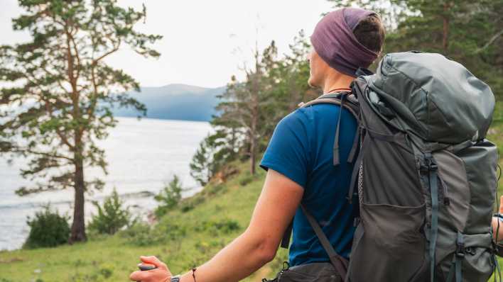 Wanderer in der Natur genießt den Blick