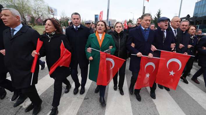 Unterstützer von Ekrem İmamoğlu protestieren gegen seine Verhaftung